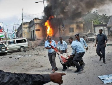 Βομβιστής αυτοκτονίας ανατινάχθηκε στην Σομαλία- Πέντε οι νεκροί!